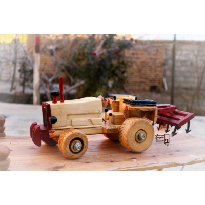 ماکت تراکتور با گاوآهن پنجه‌گازی 