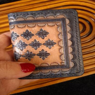 جاکارتی قلم زنی وسط گل